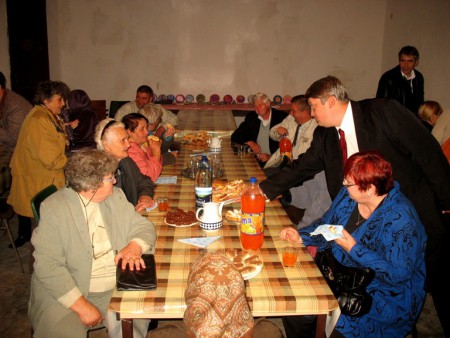 Jólesik néhány falat a kultúrház nagytermében